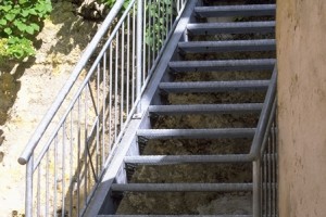 Frei durch den Raum verlaufende Stahltreppe