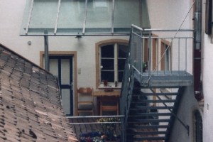 Glasvordach im Innenhof