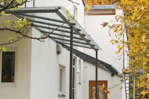 Glasvordach über Terrasse und Eingang